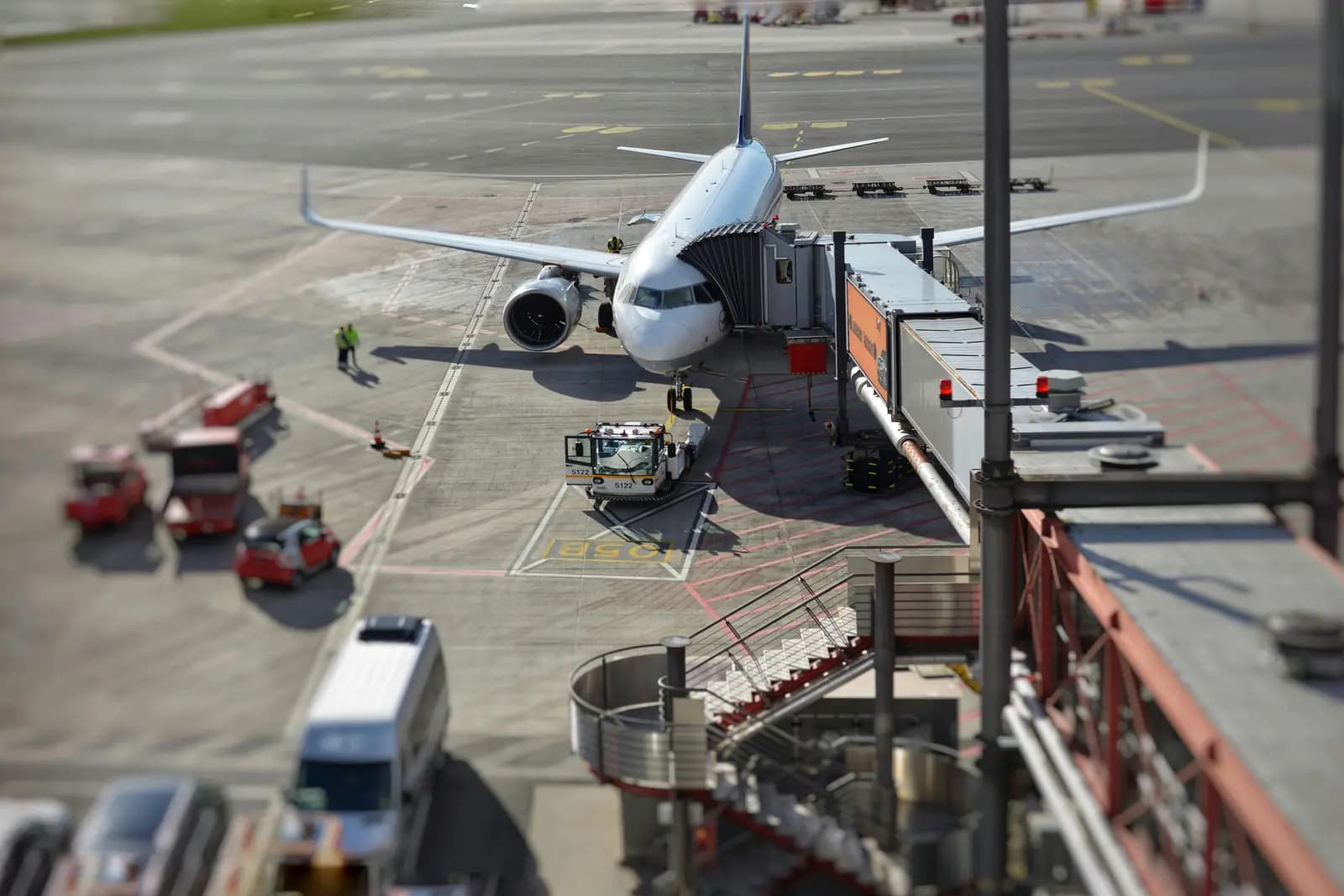 Avion au terminal d'aéroport prêt pour le départ avec passerelle d'embarquement