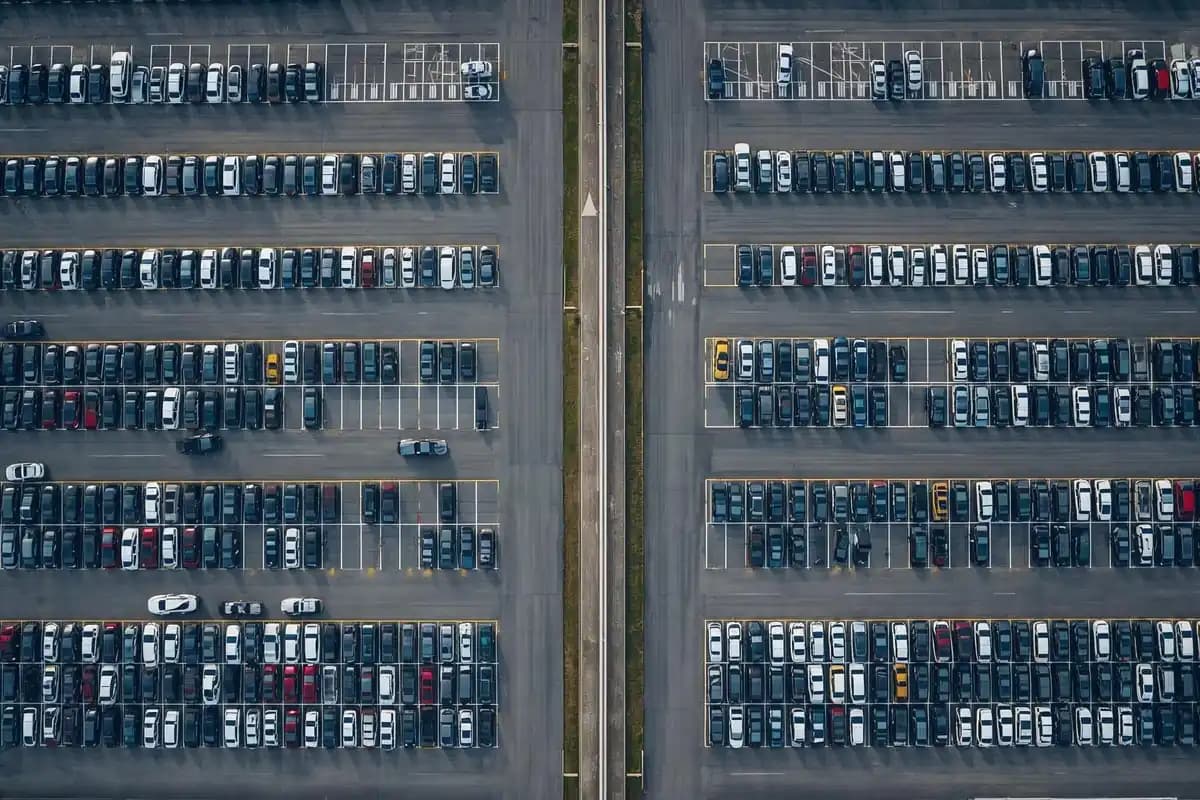 Vue aérienne comparative de deux grands parkings aéroport Paris-CDG et Orly