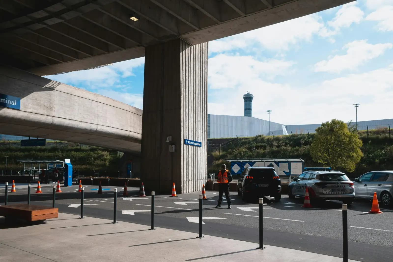 Accès parking de l'aéroport Paris-Charles de Gaulle avec panneau places disponibles et zone terminal
