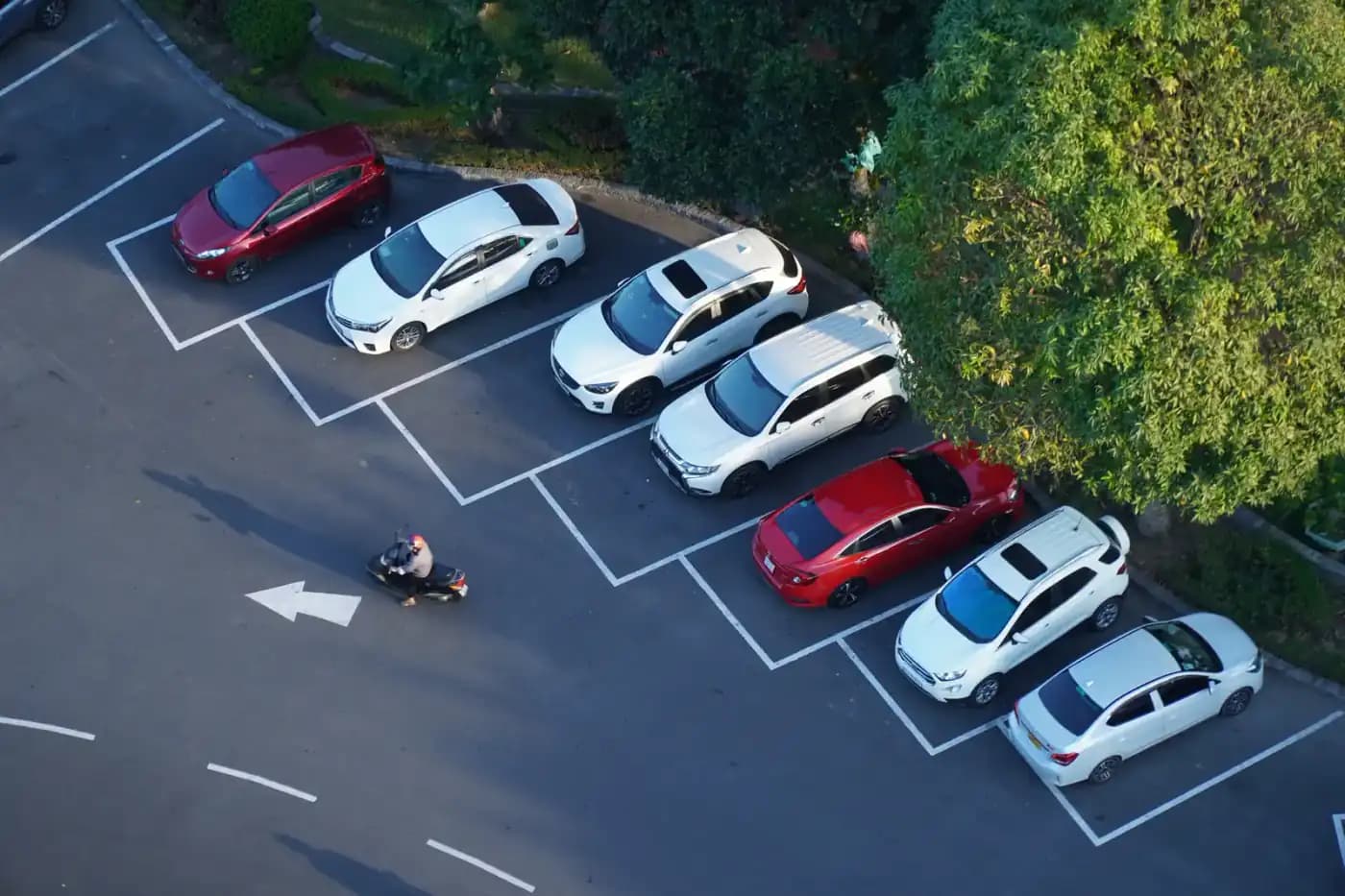 Parking pas cher proche de l'aéroport Paris-Orly avec places délimitées et flèche de circulation