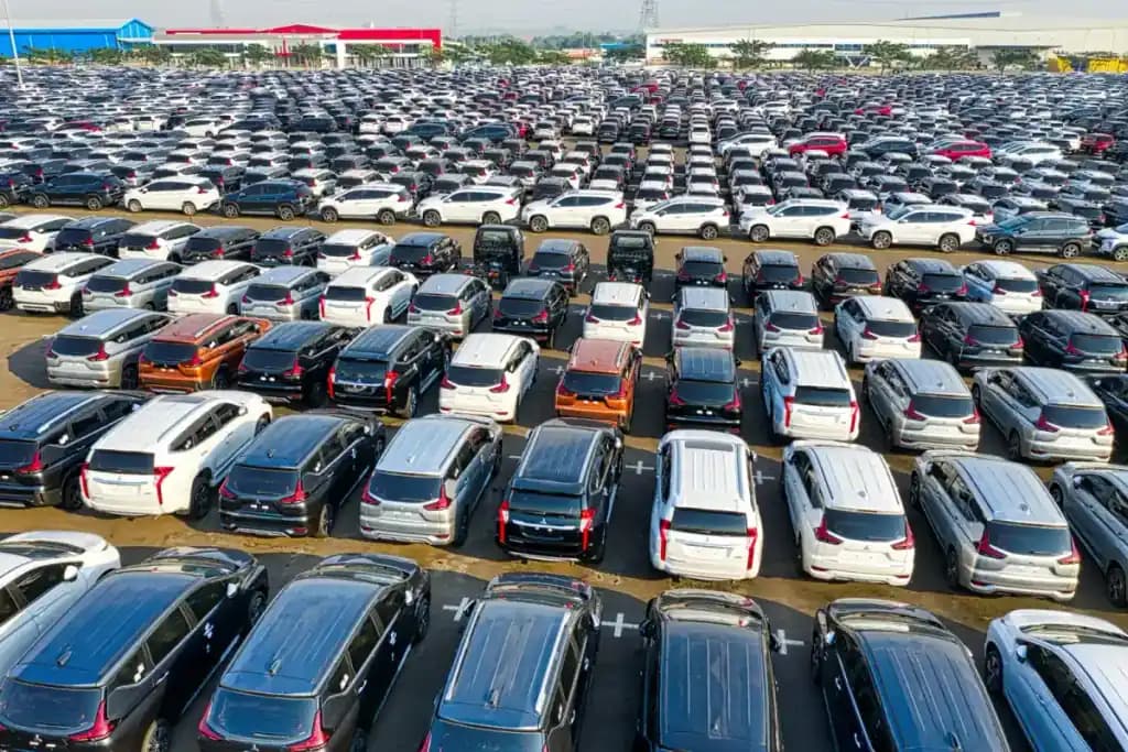 Parking aéroport Charles de Gaulle avec de nombreux véhicules stationnés en longue durée