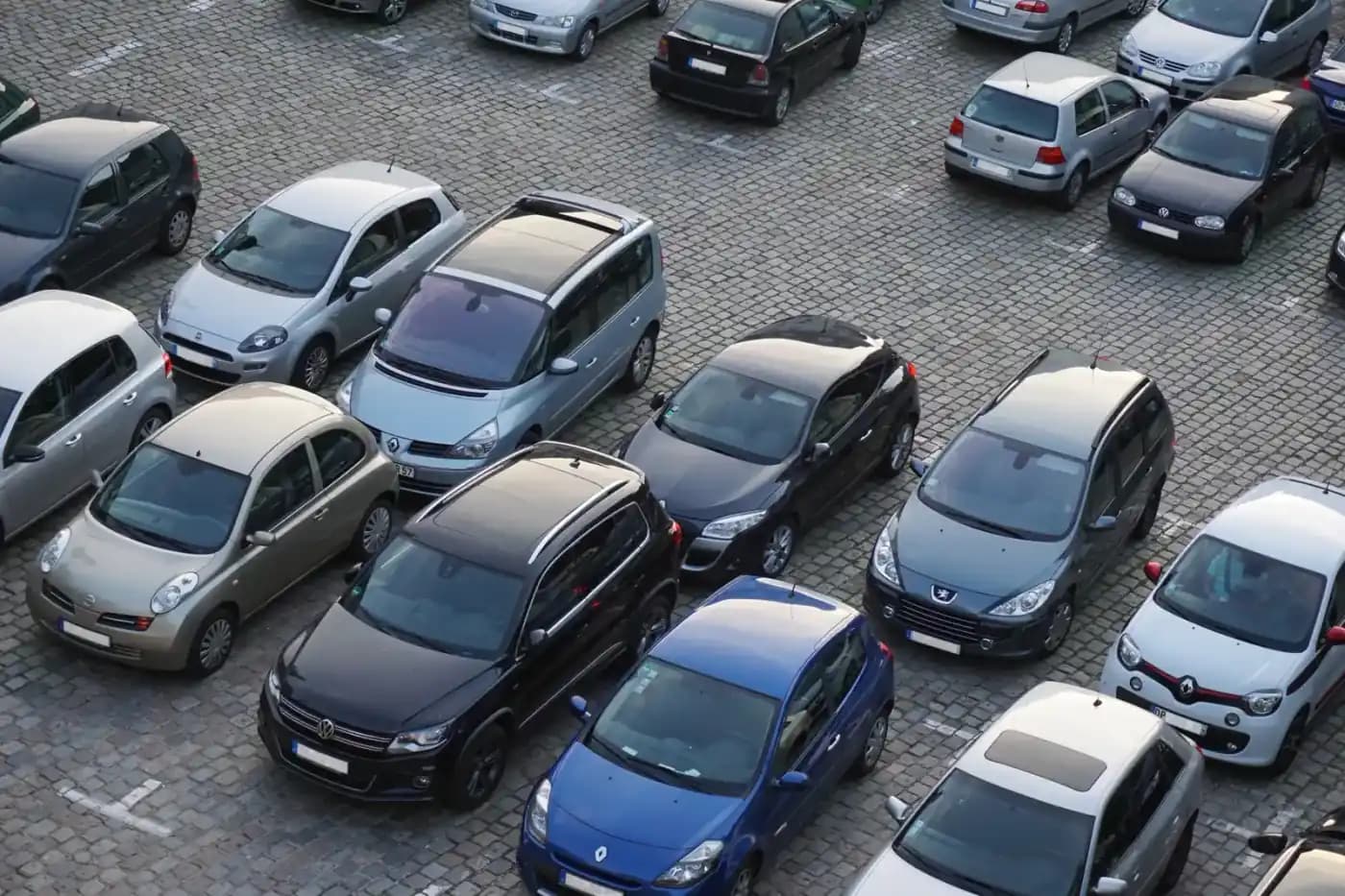Parking longue durée proche de l'aéroport Roissy CDG avec véhicules de voyageurs stationnés