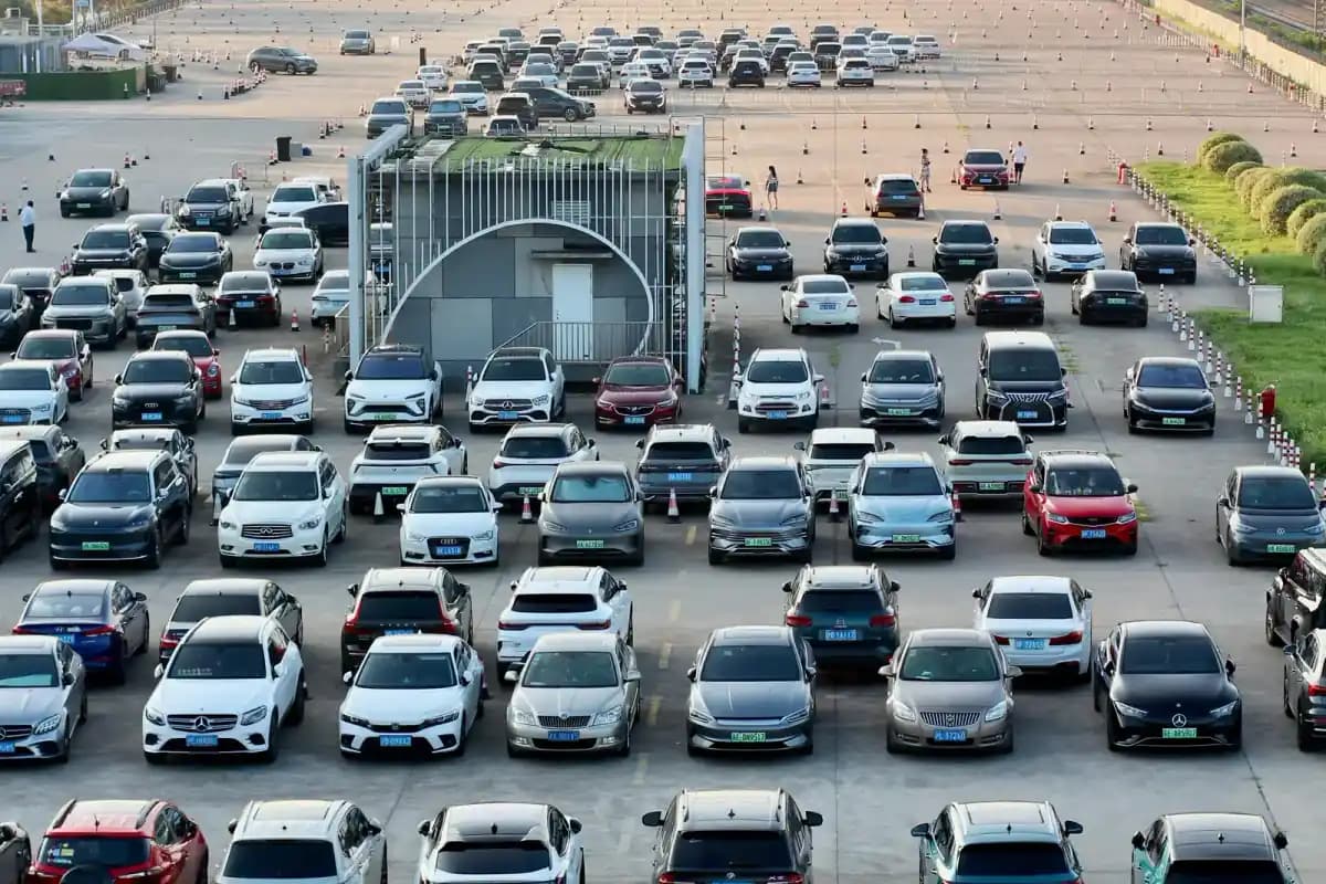 Grand parking longue durée à l'aéroport Paris-Orly avec de nombreuses places de stationnement