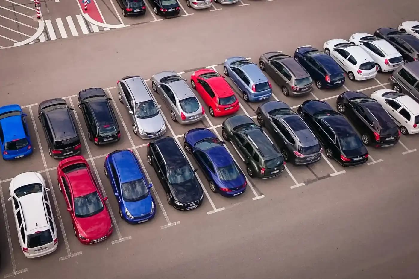 Parking pas cher proche de l'aéroport Roissy CDG avec voitures de voyageurs garées