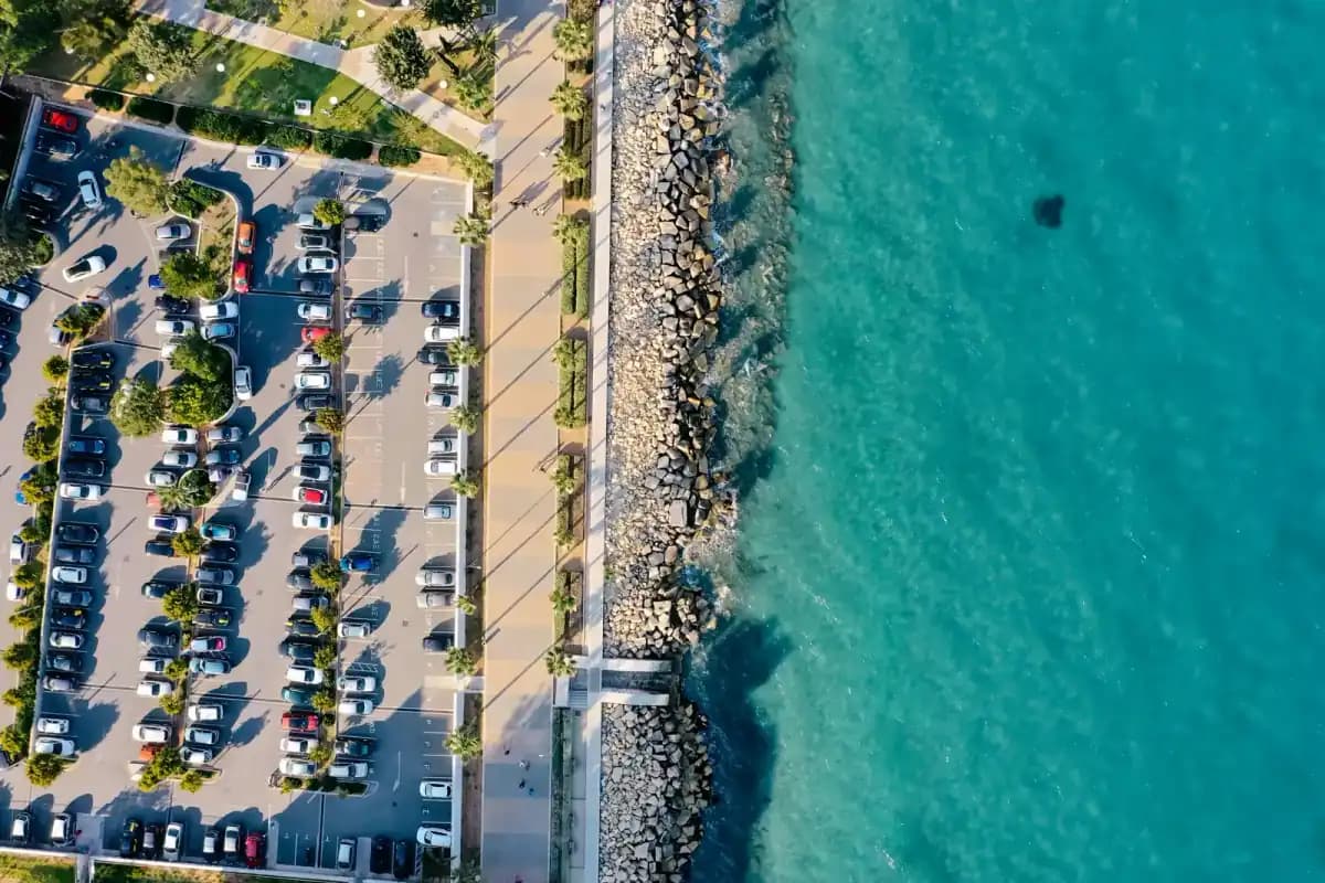Parking aéroport en période de vacances d'été, proche de la côte méditerranéenne