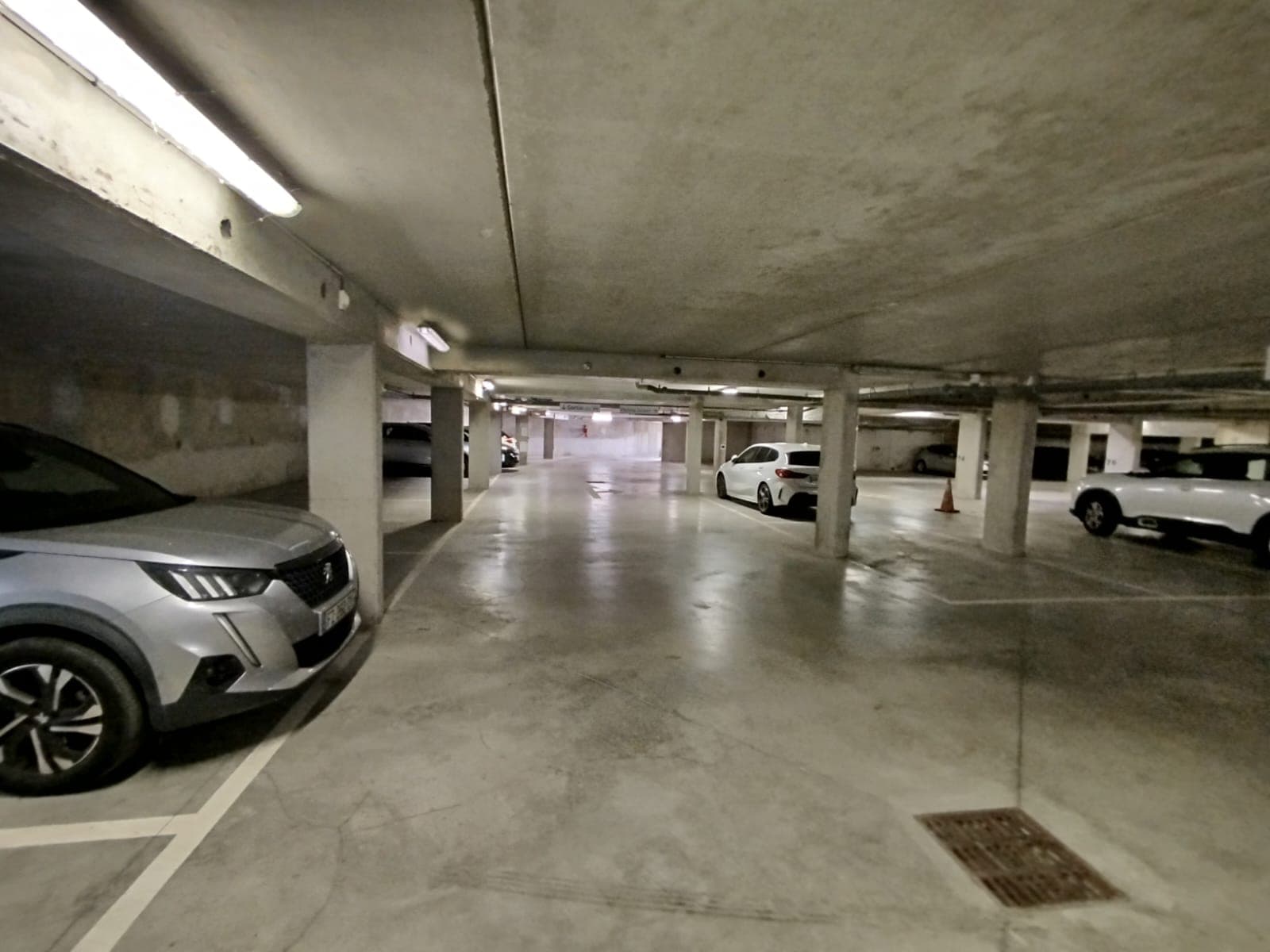 Parking PARK & VALET - Photo 1