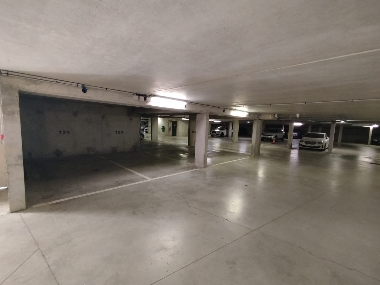 Parking PARK & VALET - Photo 4